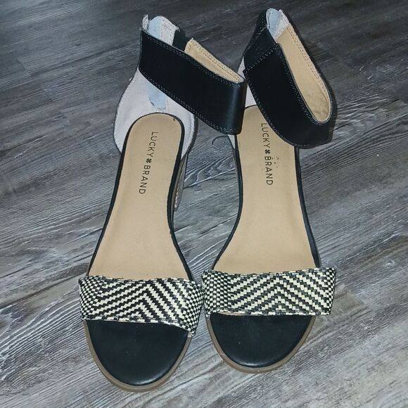 Lucky Brand Batima Ankle Strap Chevron  Sandals Sz 8W  EUC worn once Sz 8 WIDE - Picture 2 of 6